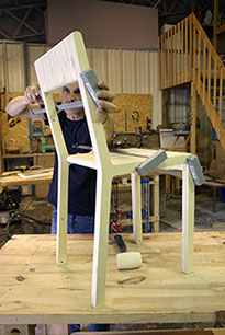 Atelier Coupes franches, fabrique de proximité, collage de la chaise Valentine